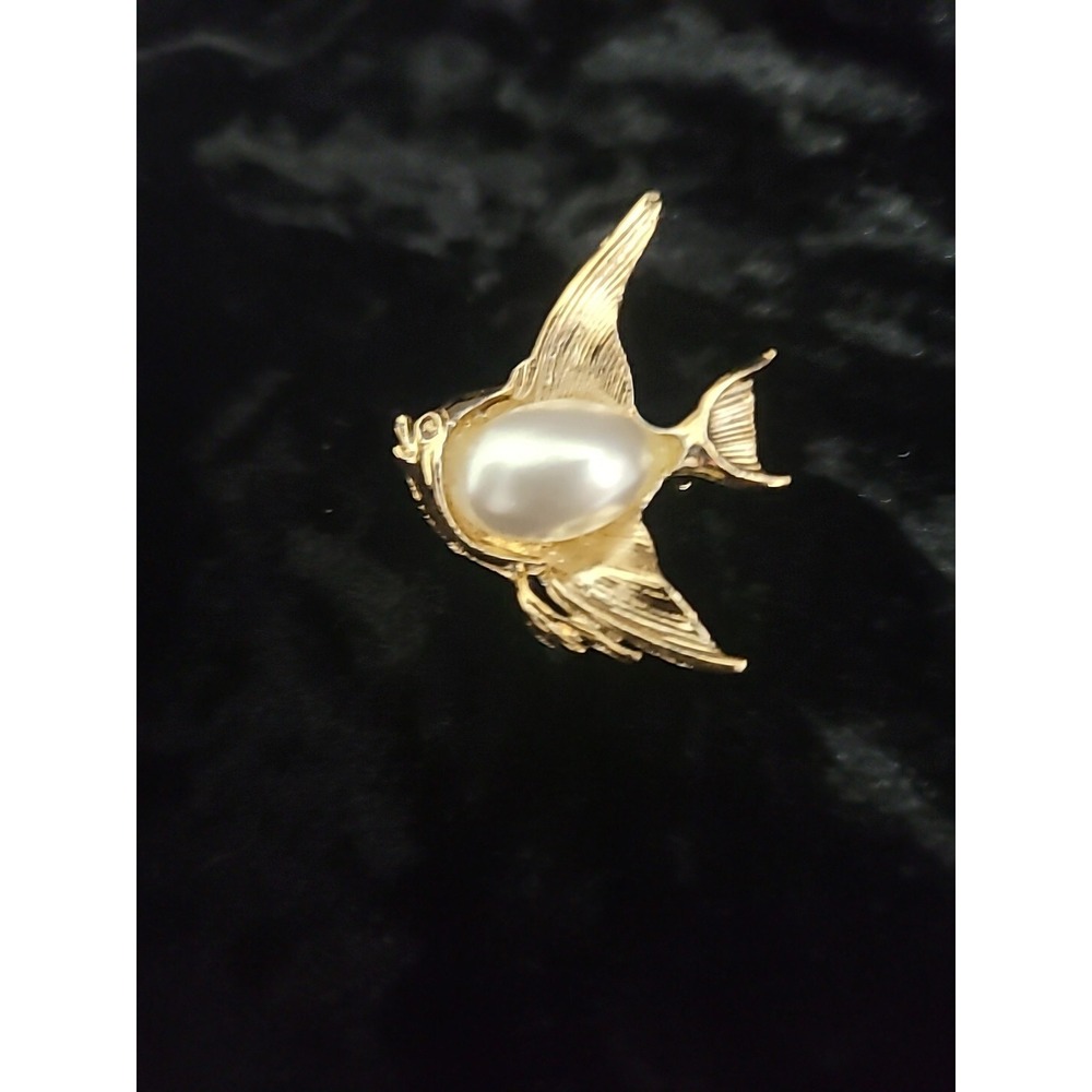 Vintage Crown Trifari Brooch Pin Angel Fish Gold Tone Faux Pearl Pond Ocean